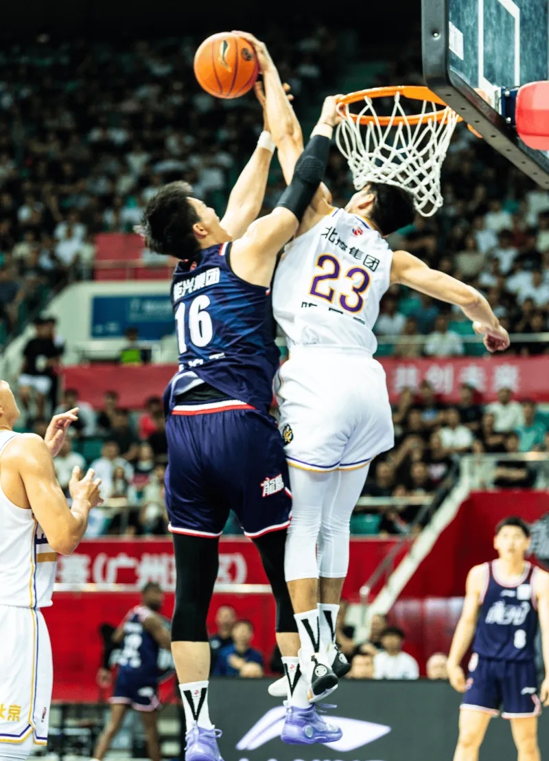 包含CBA季后赛转会期再迎强敌，深圳男篮门线救险，主帅态度：话题不断，团队化学反应显著的词条