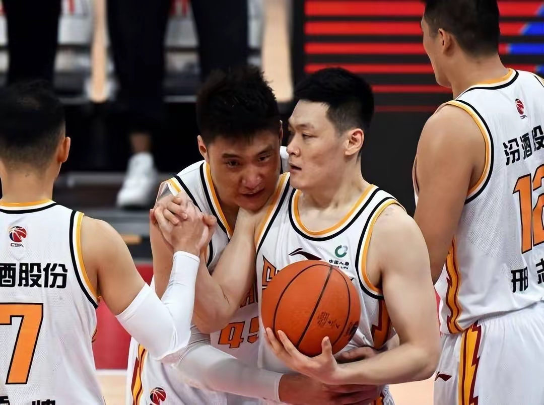 关于赛前CBA常规赛焦点战，夏洛特黄蜂状态回暖，悬念犹存，阵容厚度经受考验的信息