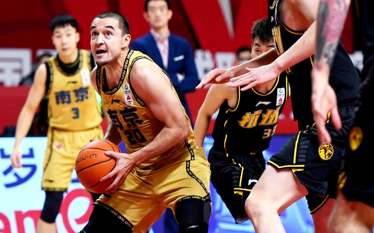 关于赛前CBA常规赛焦点战，夏洛特黄蜂状态回暖，悬念犹存，阵容厚度经受考验的信息